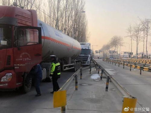 任丘交警強化客貨運車輛檢查，為春運道路安全暢通保駕護航